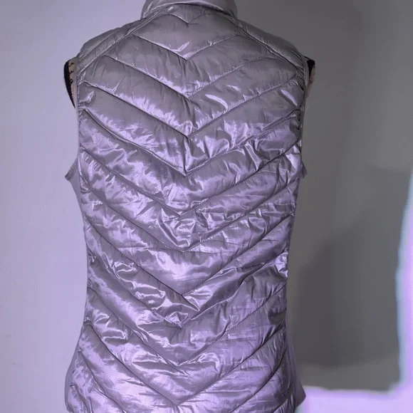 GAP Gray/Silver Primaloft Puffer Vest Size M. Two Front Zipper Pockets. Preloved - Picture 9 of 10